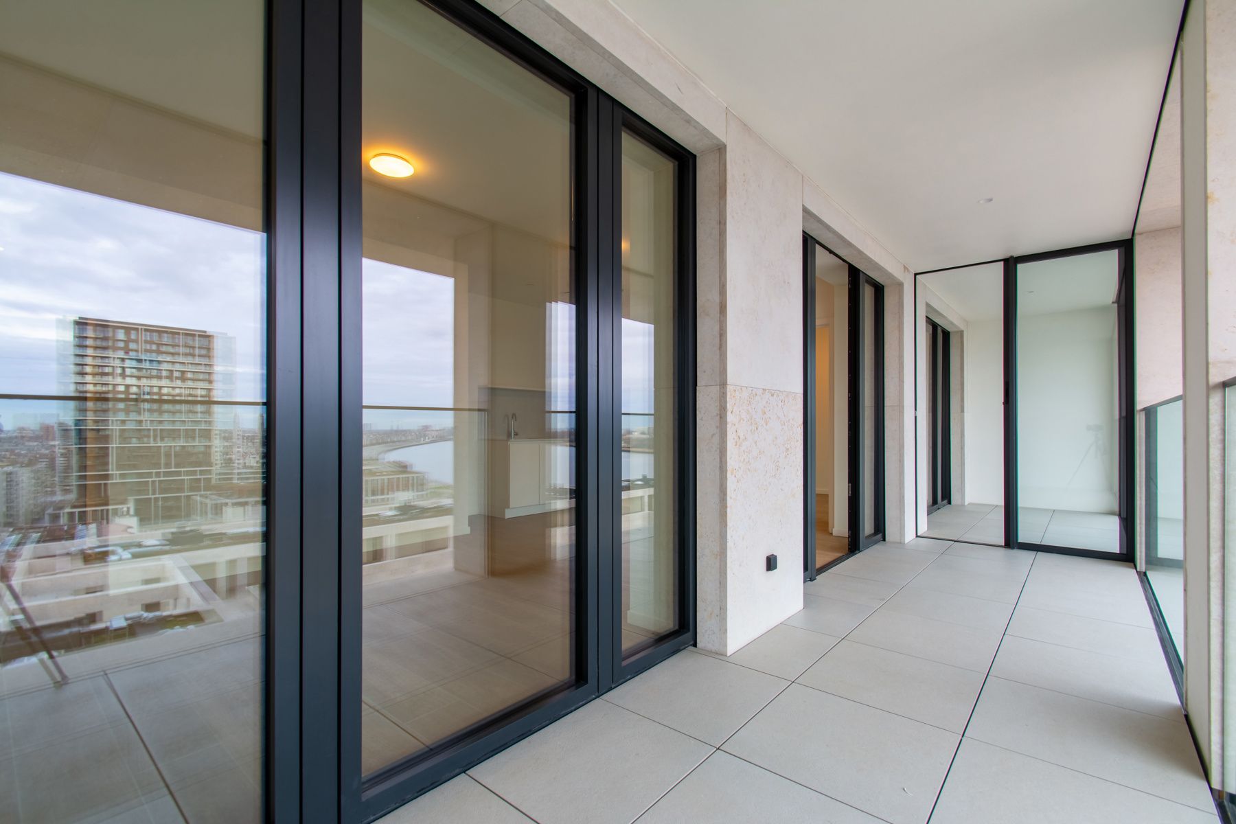 1-slpk app. met terras en zicht op Schelde foto 9