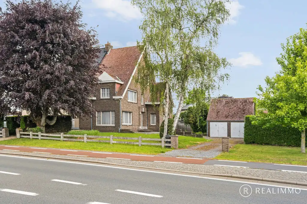 Ruime te renoveren woning met dubbele garage! foto 18