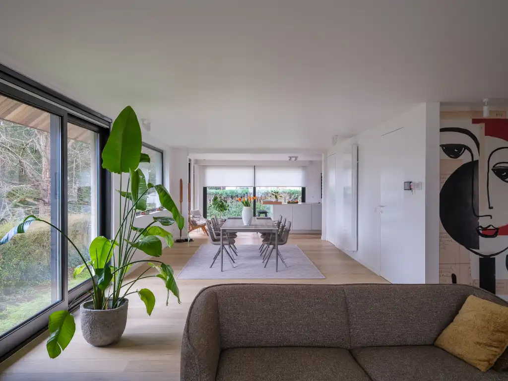 Sint-Martens-Latem – Bijzonder ruime en energiezuinige villa met woon-/werkmogelijkheid vlakbij het dorpscentrum. foto {{pictureIndex}}