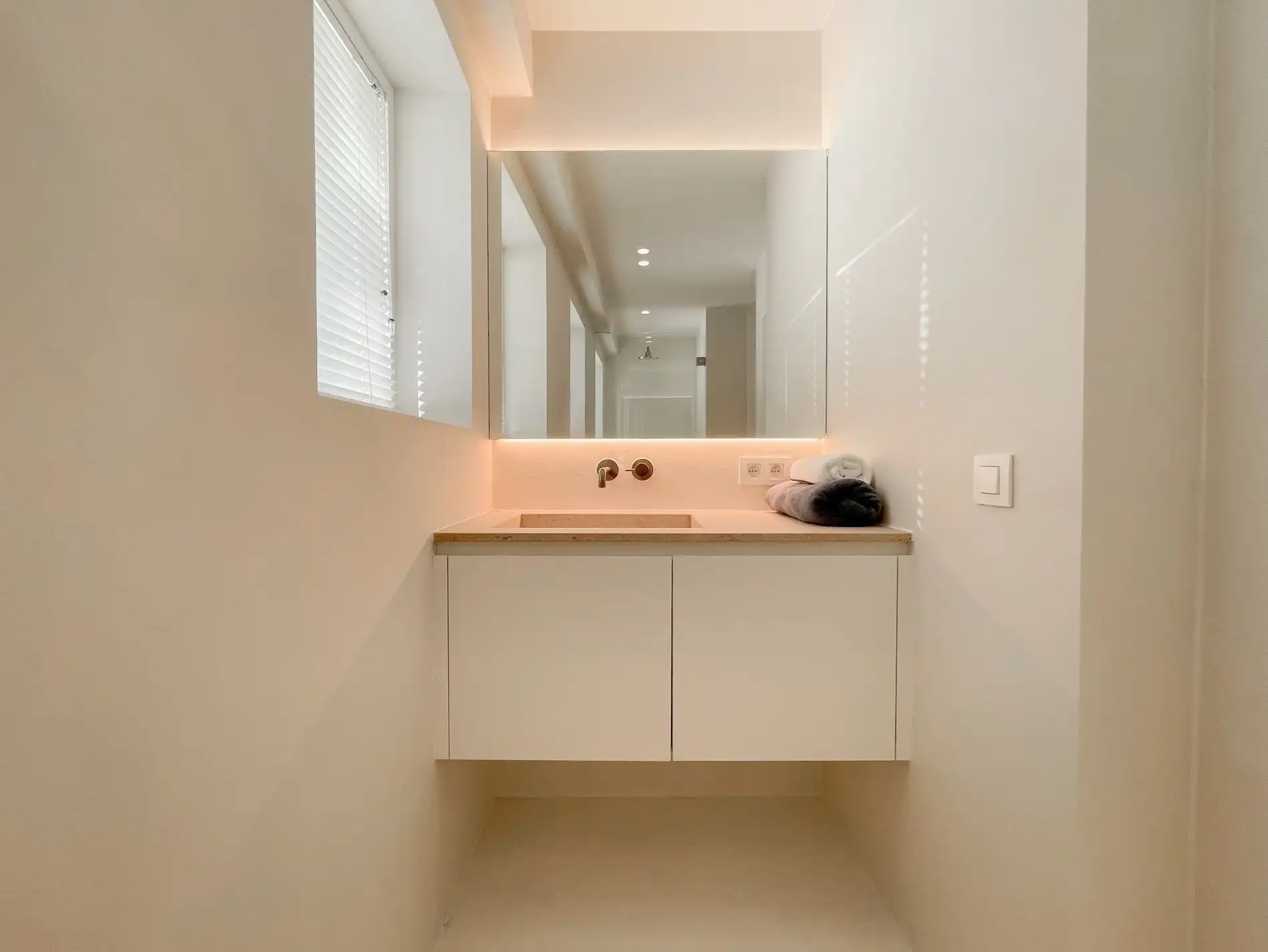 Exclusieve villa: Uitzonderlijk volledig gerenoveerde villa met frontaal zeezicht. foto 40