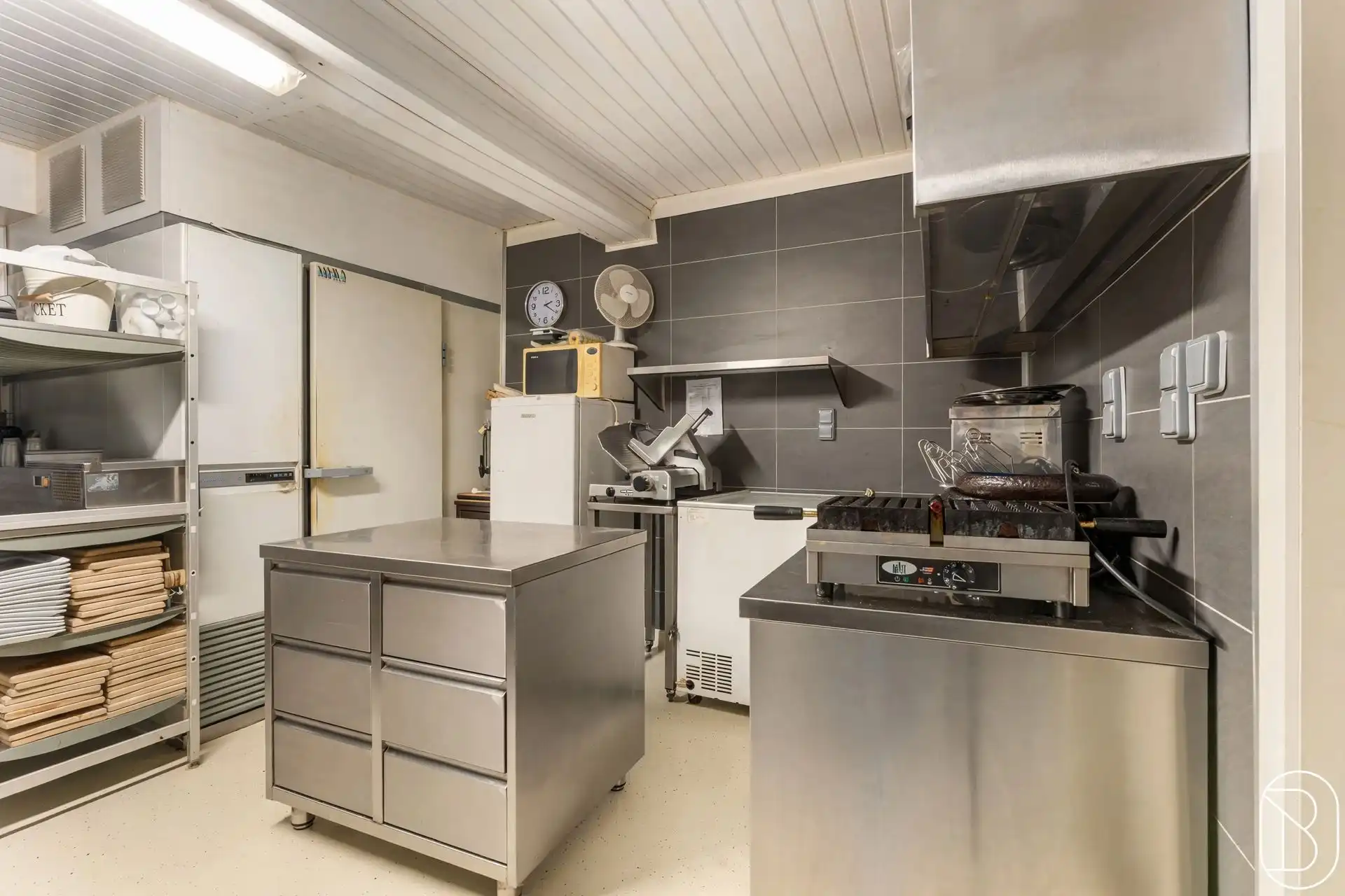 Goedgelegen charmante eigendom met veel potentieel! foto 12