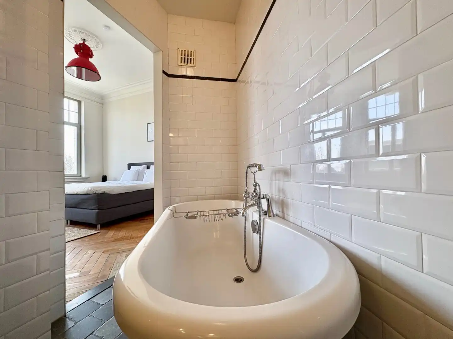 Stijlvol GEMEUBELD 2-slpk app op wandelafstand van Centraal Station foto 9