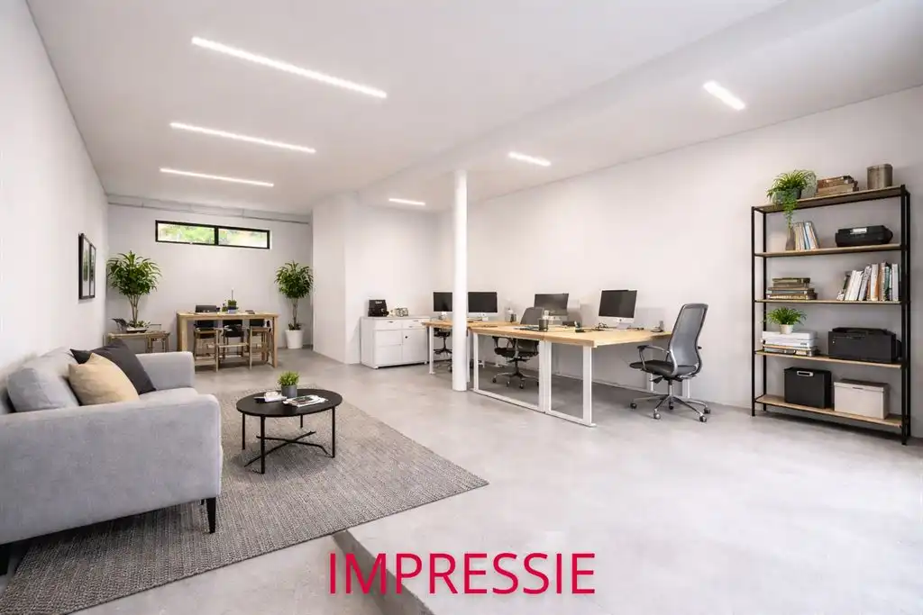 Handelsgelijksvloers in casco staat foto 2