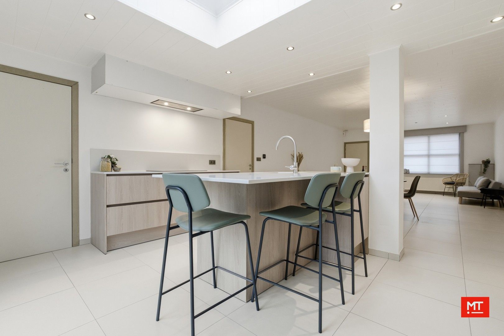 Instapklare woning met 3 à 4 slaapkamers, ZW-gerichte tuin en garage te koop in Moorslede foto 2