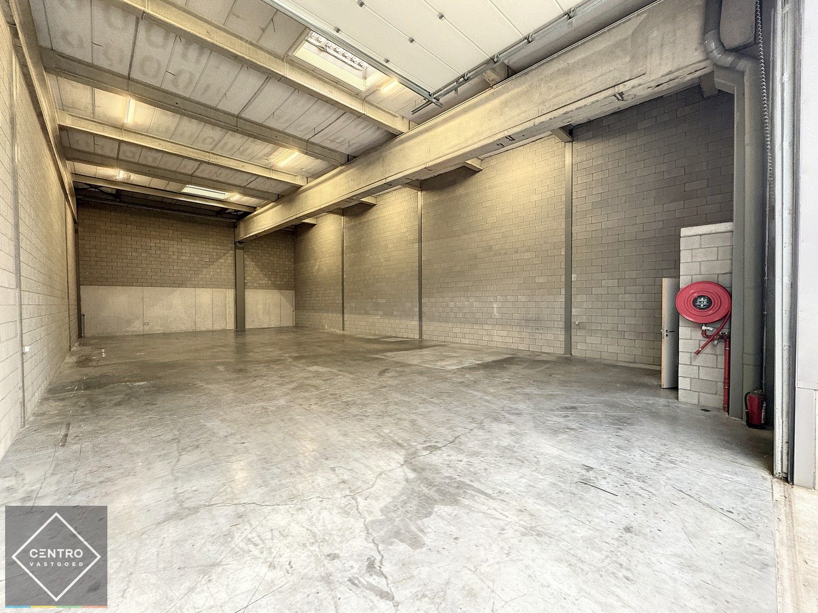 Instapklare OPSLAGRUIMTE (265m²) met toilet en hoge sectionaalpoort (gemakkelijk toegankelijk met grote vrachtwagens). Op industriezone "Herdersbrug" te Brugge. foto 3