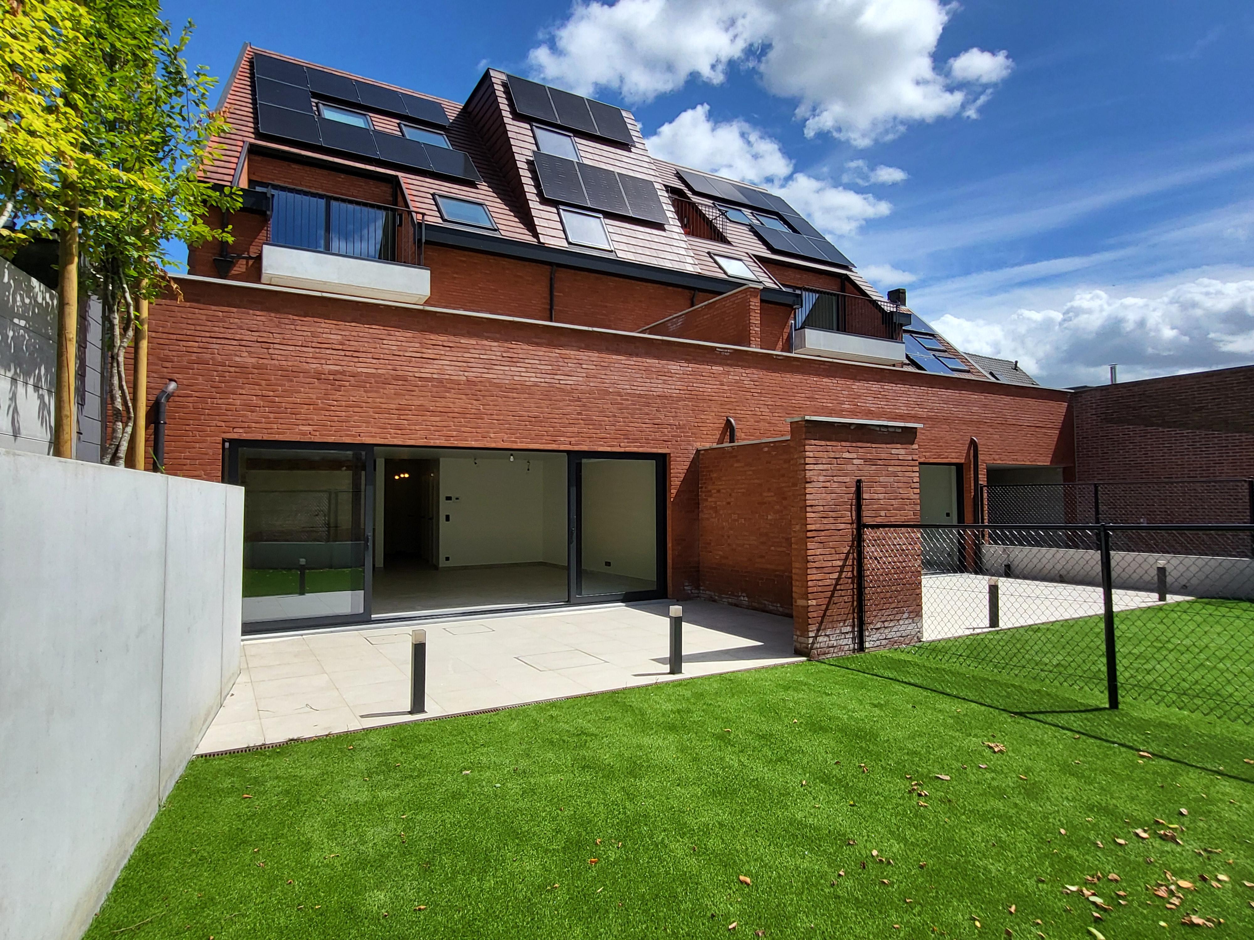 Prachtig nieuwbouwappartement gelegen op het gelijkvloers met ruim terras, tuin, carport en berging.  foto 7