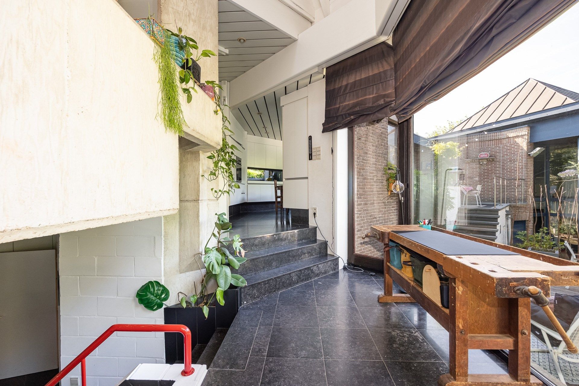 Unieke architectenwoning met tuin en polyvalente ruimte foto 6