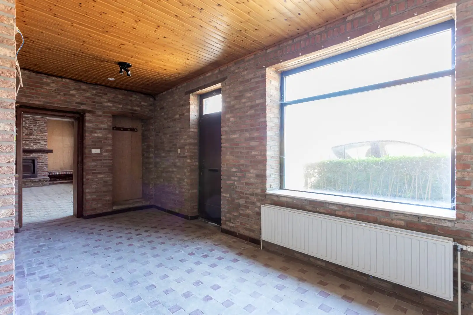 Te renoveren eigendom (317 m²) met veel potentieel, ruime tuin (6a 42ca) en dubbele achterliggende carport met toegang tot de achterliggende straat in Kester foto 3