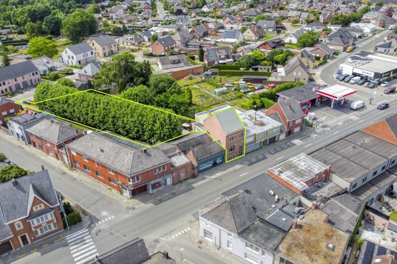 Karaktervolle woning met grote tuin en achteruitweg foto 2