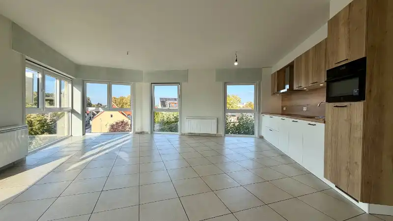 Lichtrijk hoekappartement met 2 slaapkamers en ondergrondse parkeerplaats foto 2