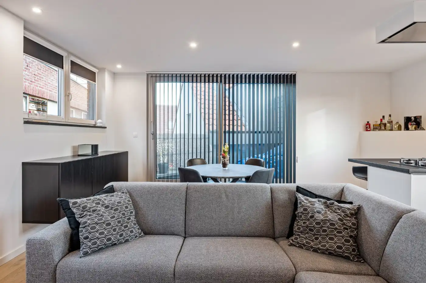 Gezellige starterswoning met 1 slpk., terras en inpandige garage foto 2