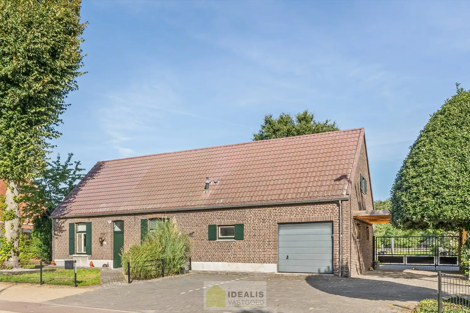 IDEALIS VASTGOED – KARAKTERISTIEKE INSTAPKLARE LANGGEVELHOEVE MET 5 SLAAPKAMERS, SFEERVOLLE LEEFRUIMTE EN AANSLUITEND VERANDA MET VOLZICHT OP DE PRACHTIGE TUIN EN ACHTERLIGGENDE WEILANDEN OP EEN PERCEEL VAN MAAR LIEFST 1,6 HECTARE (16.000M²)!! Deze karakteristieke hoeve uit 1904 omvat +- 231m² netto bewoonbare oppervlakte met een sfeervolle woonkamer die uitgeeft op de lichtrijke veranda, aansluitend een goed uitgeruste keuken voorzien van alle comfort, 5 slaapkamers waarvan één gelijkvloers en een badkamer voorzien van douche én dubbel badkamermeubel.. Deze langgevelhoeve biedt een unieke kans voor kandidaten op zoek naar een instapklare woning voorzien van alle comfort, ruimte en een prachtig aangelegde tuin met achterliggende weilanden. foto 3