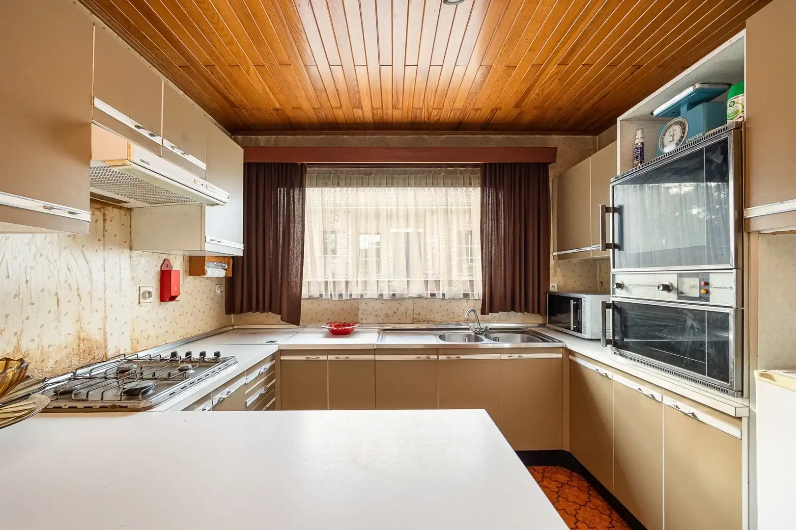 Te renoveren woning met veel potentieel! foto 6