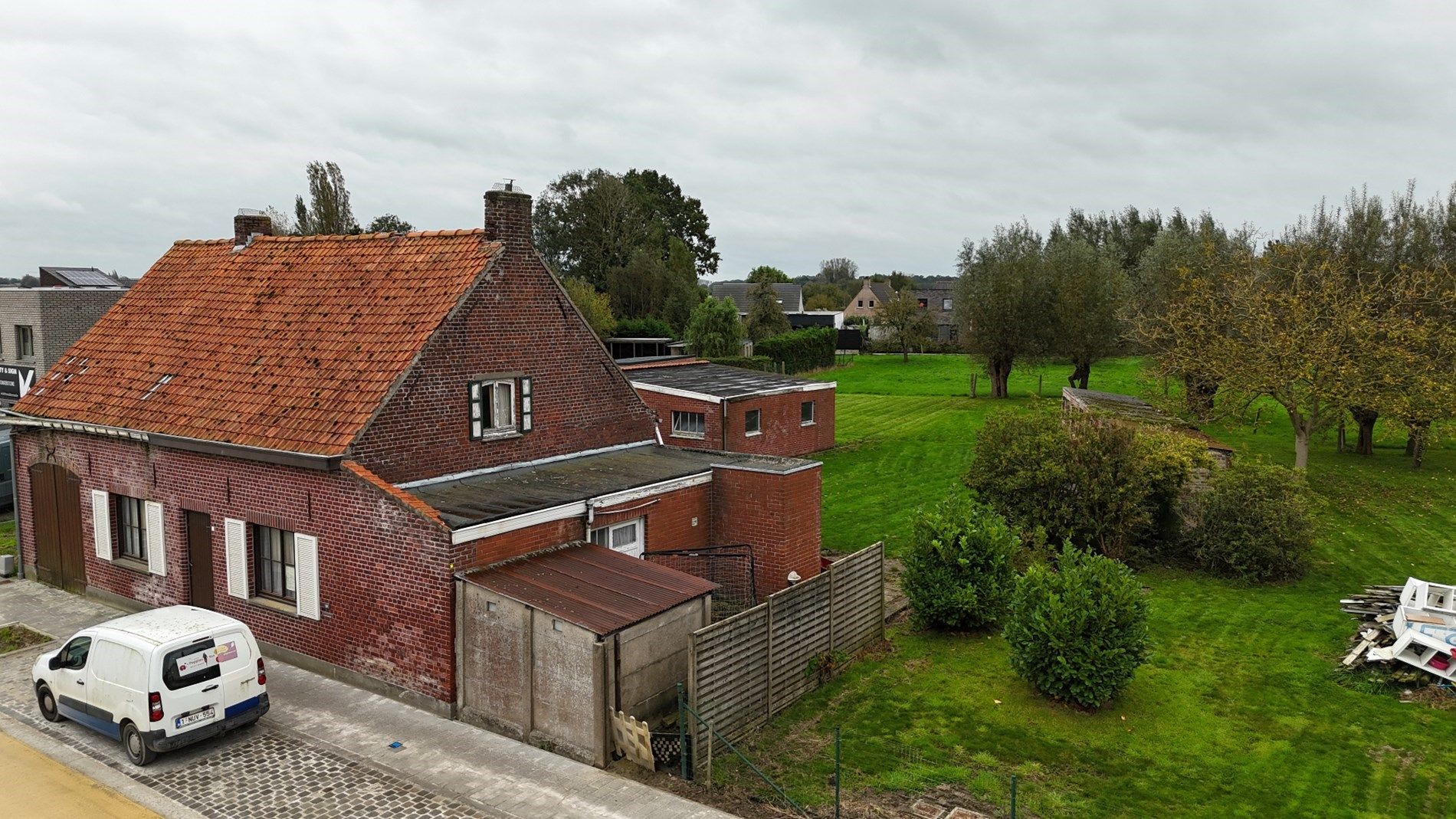 Te renoveren woning met 3  slaapkamers en bijhorend stuk grond te Koekelare  foto 3