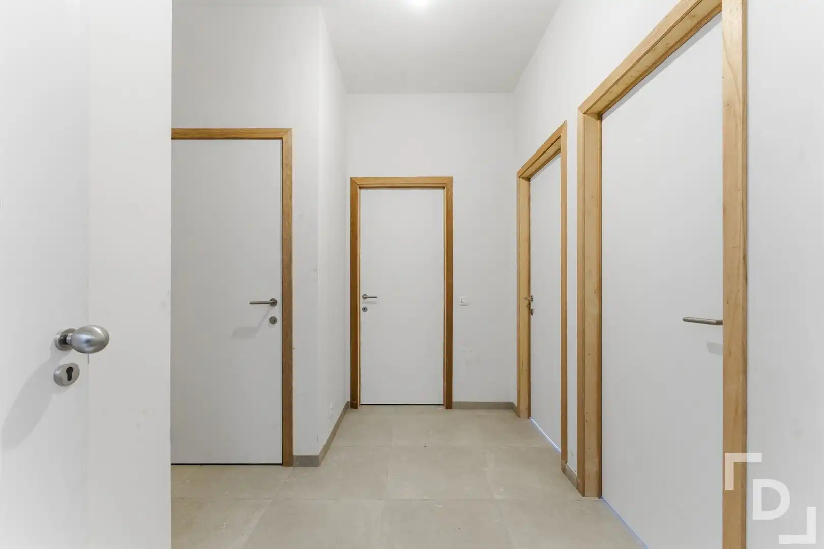 Nieuwbouwappartement met 2 terrassen te koop in centrum Ieper. foto 11