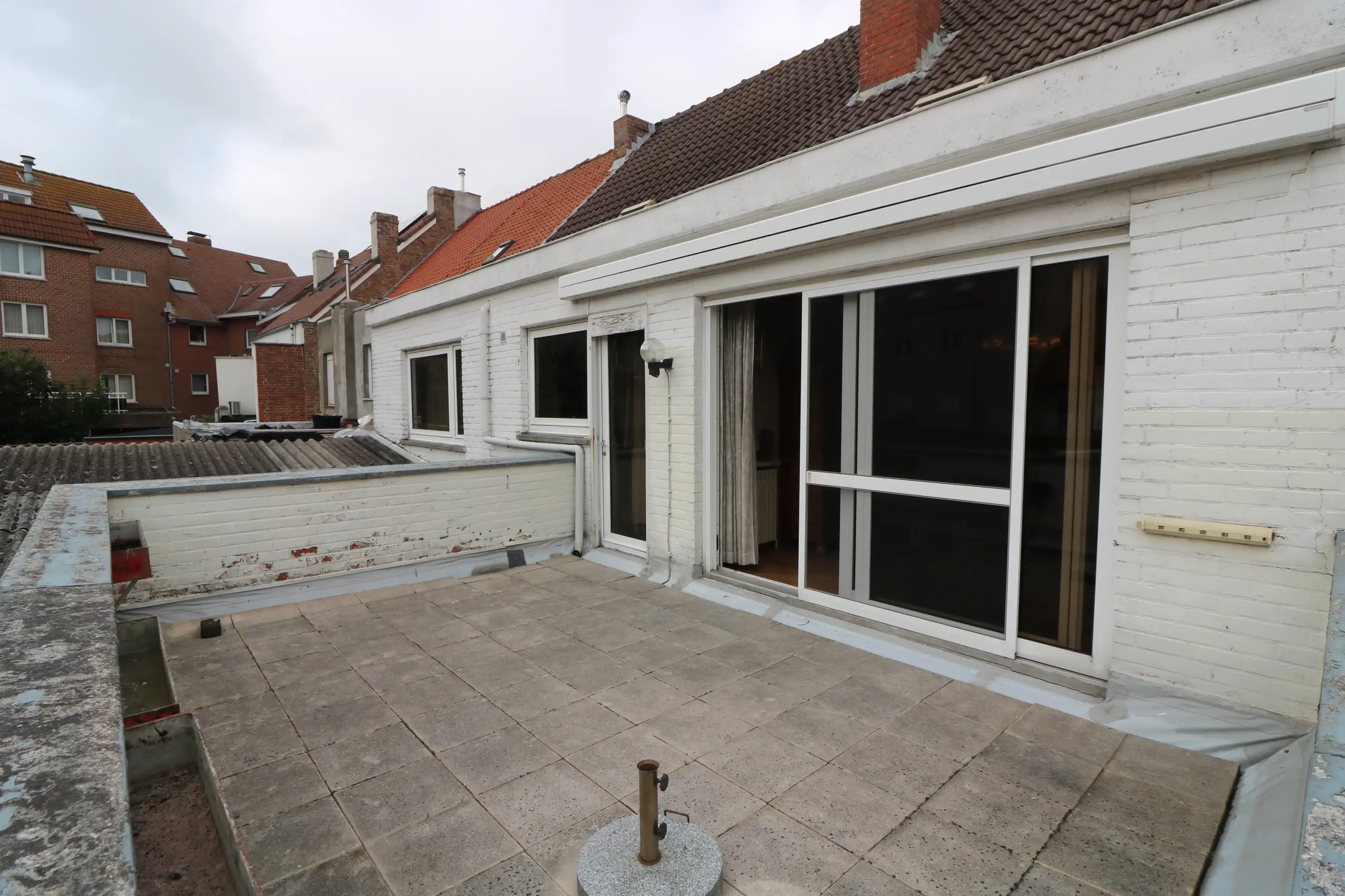  Zeer ruime woning met 5 slaapkamers, garages (8 wagens) en werkplaats. foto 16