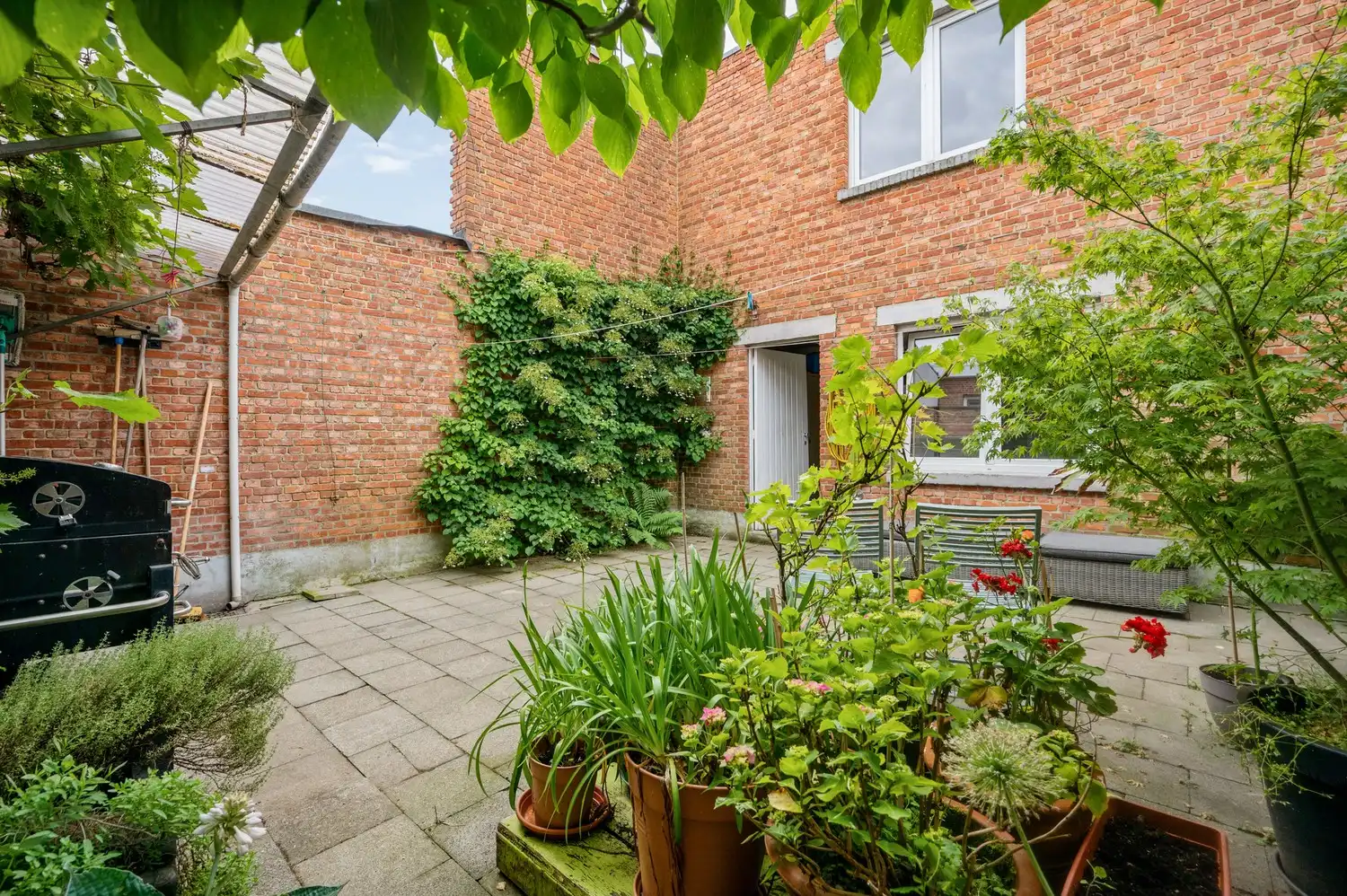Instapklare woning met 4 slpkrs met gezellige stadstuin en garage foto 22