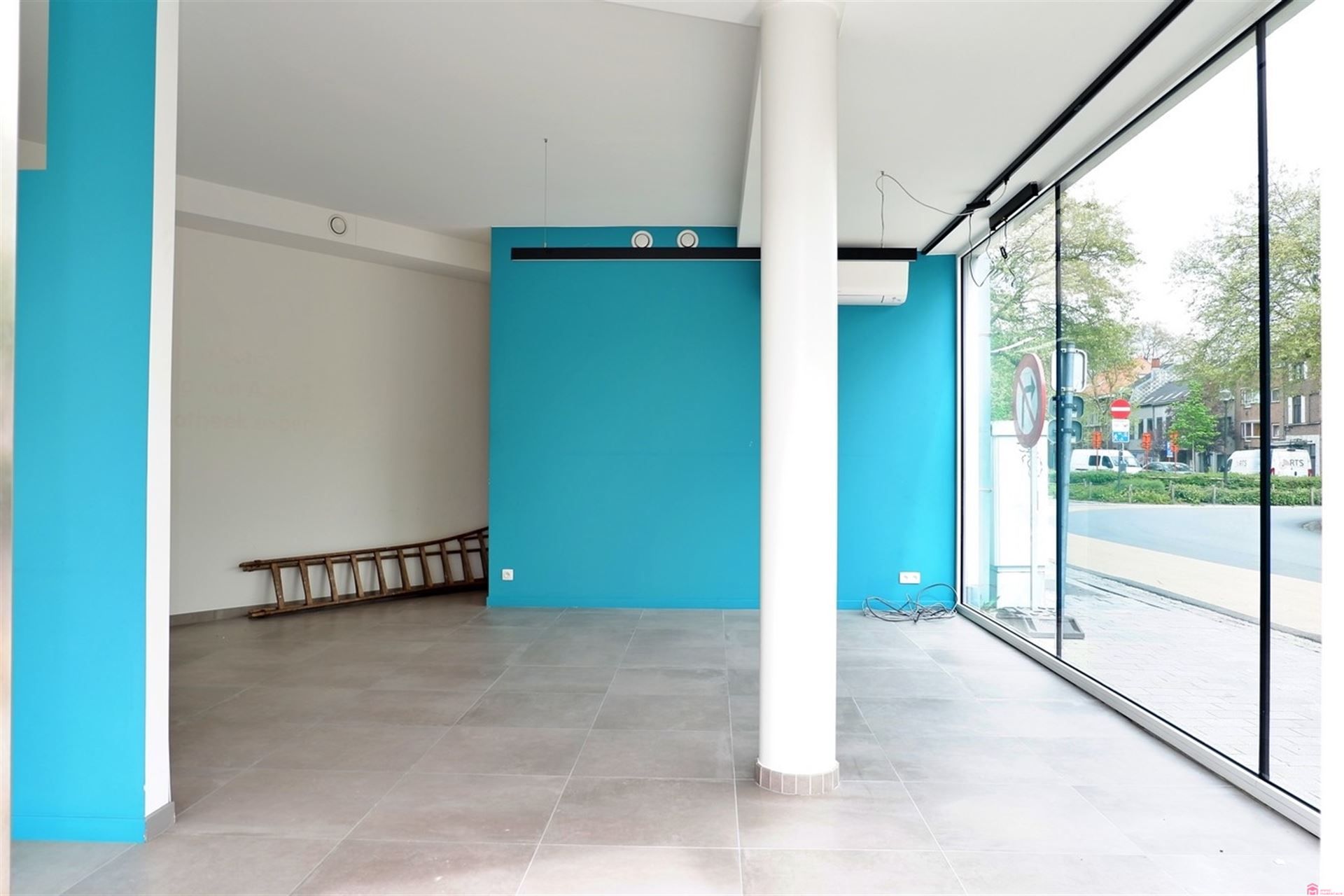 Heel zichtbare handelsruimte centrum Kortrijk foto 5