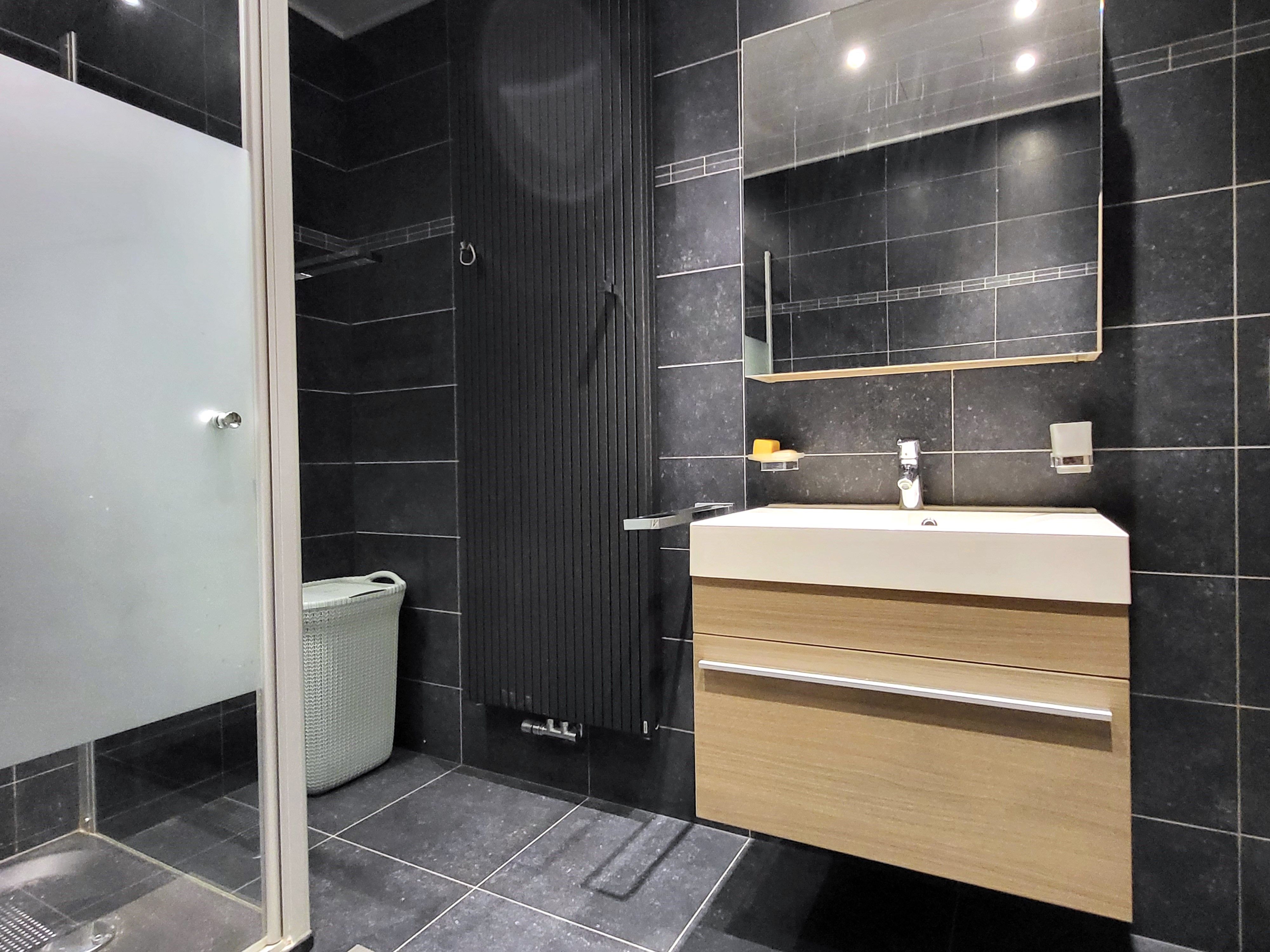 Instapklare villa op een perceel van 648 m² met dubbele garage, veranda en tuin.  foto 22