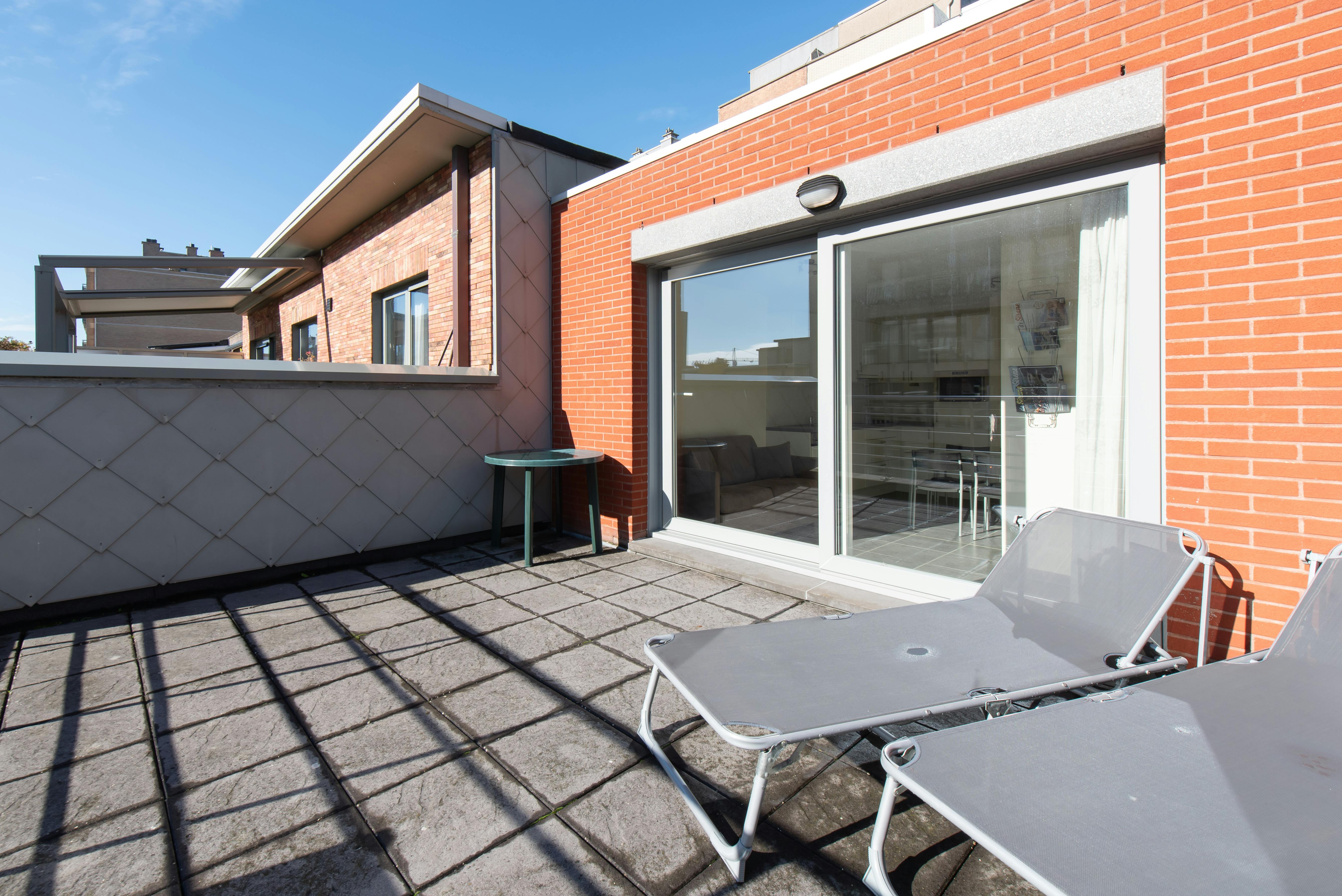 Zuidgerichte penthouse studio met ruime terrassen op topligging! foto 7