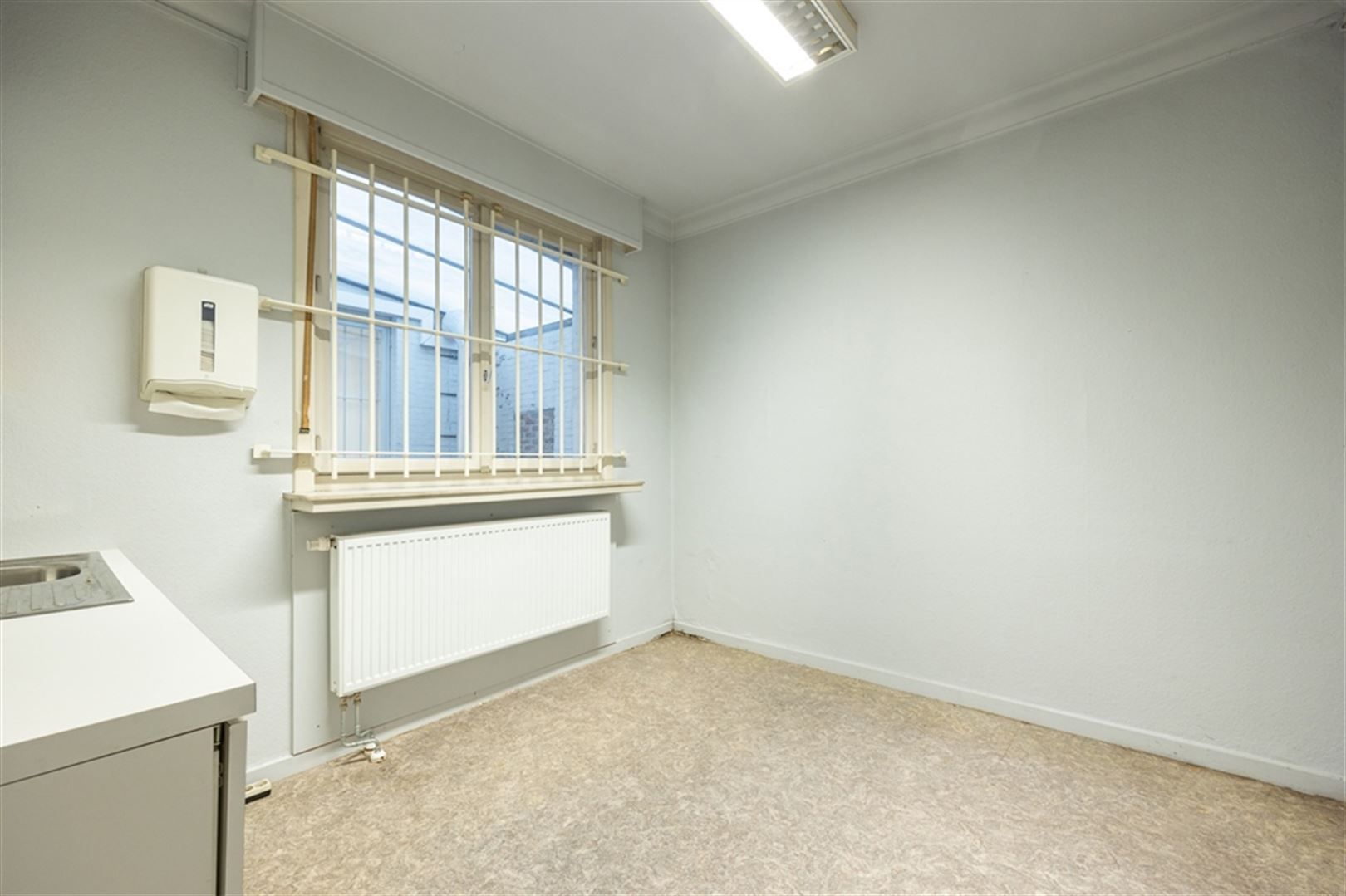 Voormalig bankkantoor te huur op de Diksmuidelaan foto 17