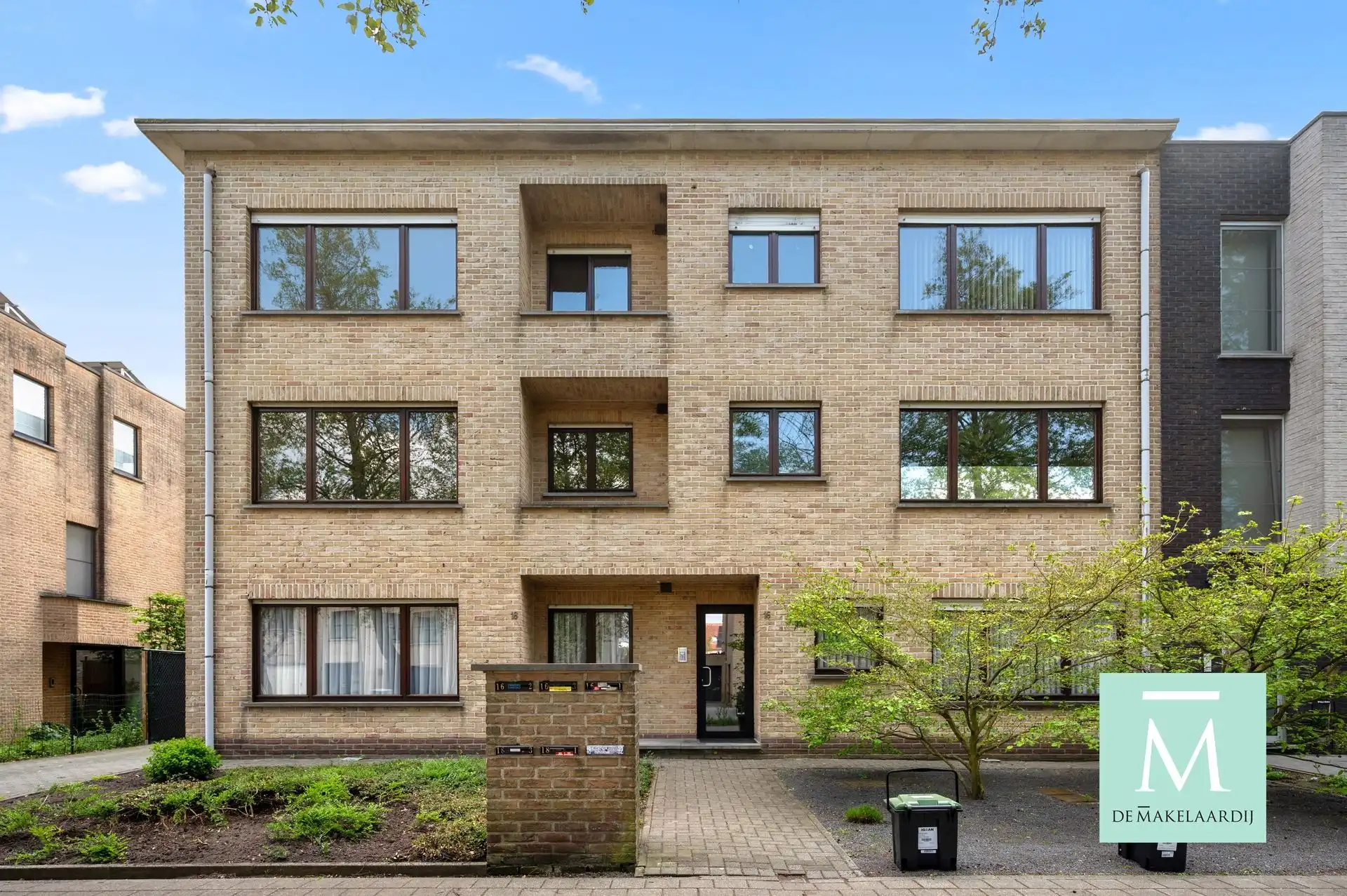 Instapklaar appartement met 3 slaapkamers, terras en garagebox! foto {{pictureIndex}}