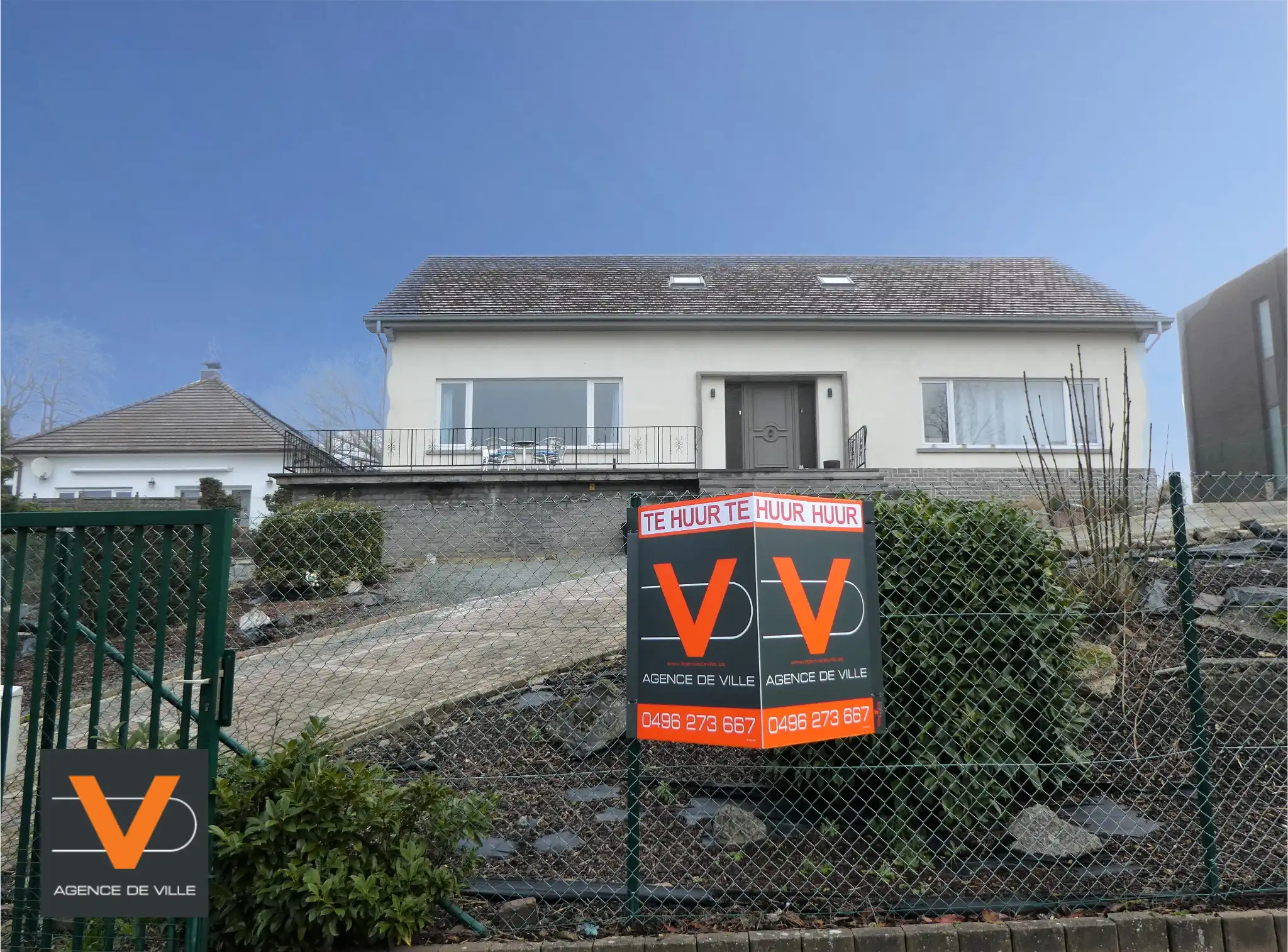 Prachtige koppelwoning met zonnig terras van 16m² en 2 autostaanplaatsen. Veel lichtinval door de grote ramen. foto {{pictureIndex}}