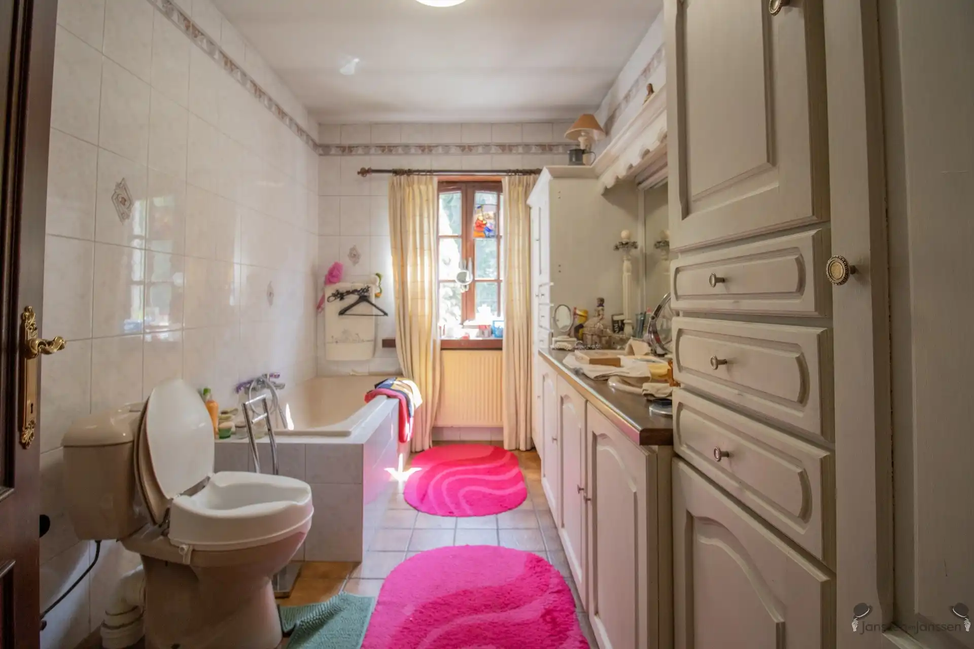 Ruime op te frissen villa met 2 keukens, 2 badkamers en min. 5 slaapkamers op 1.157 m² foto 18