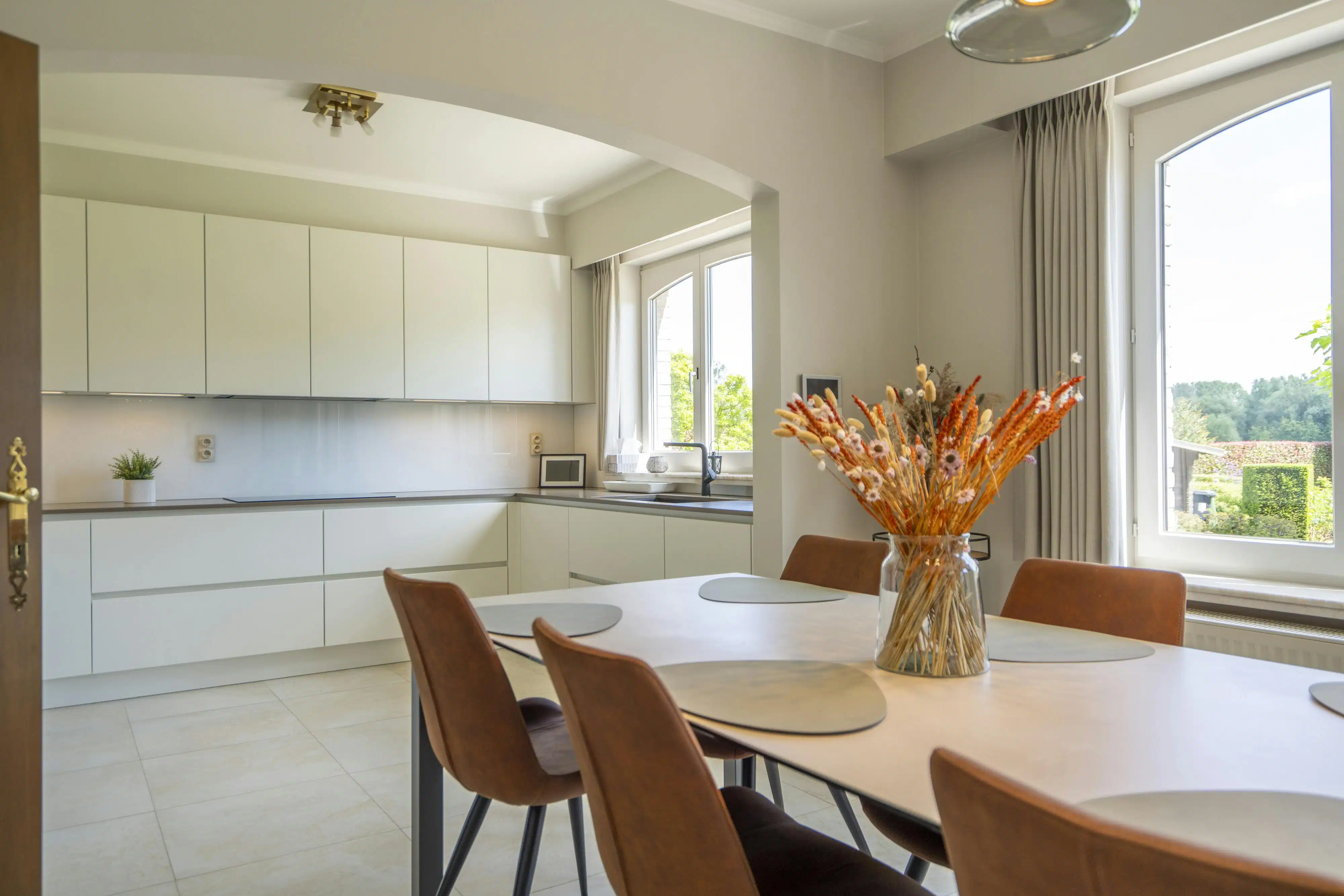 Statige open villa in woongebied met bijgebouw op ca. 2900m² foto 5