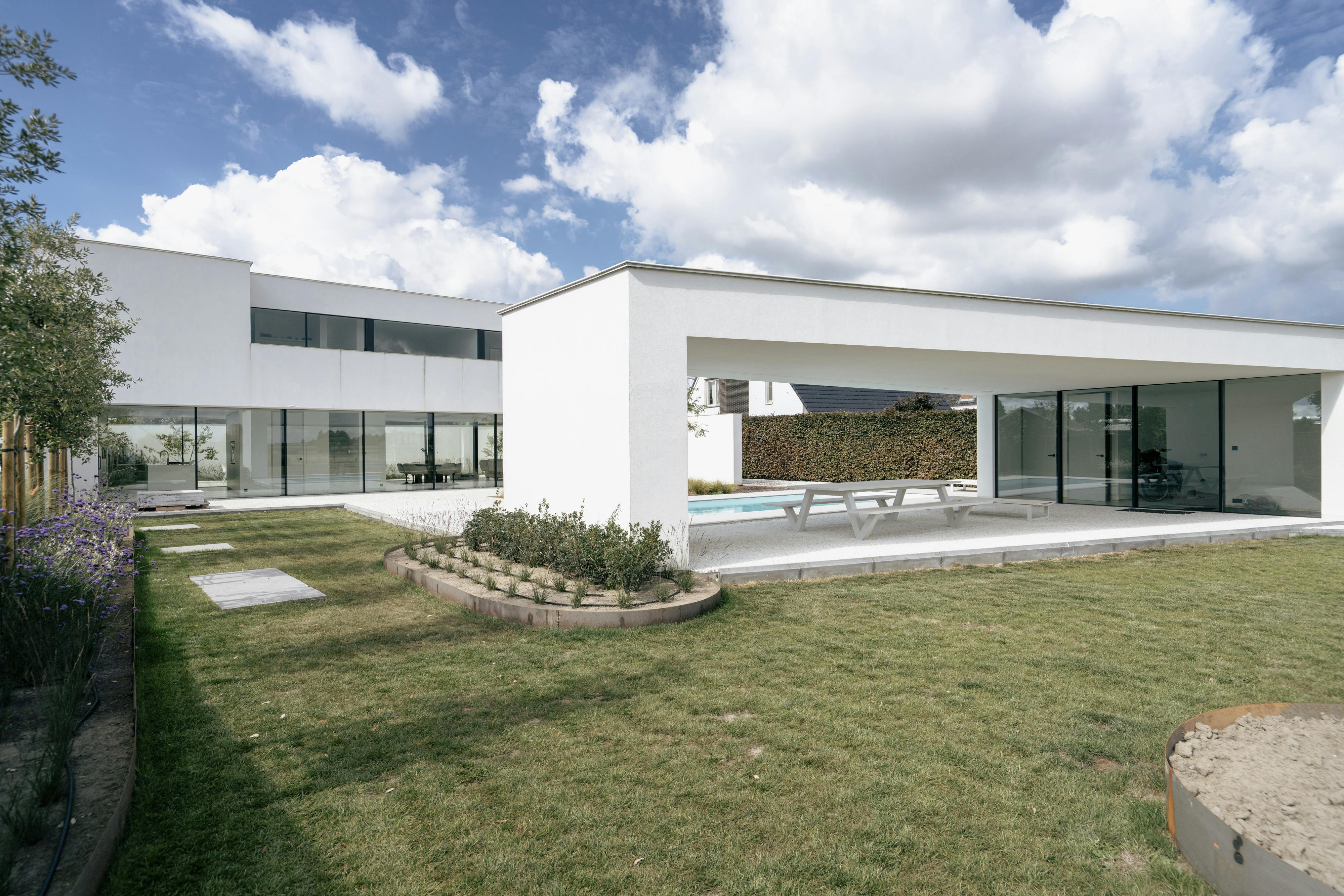 Hypermoderne strakke villa met zwembad nabij Roeselare foto {{pictureIndex}}