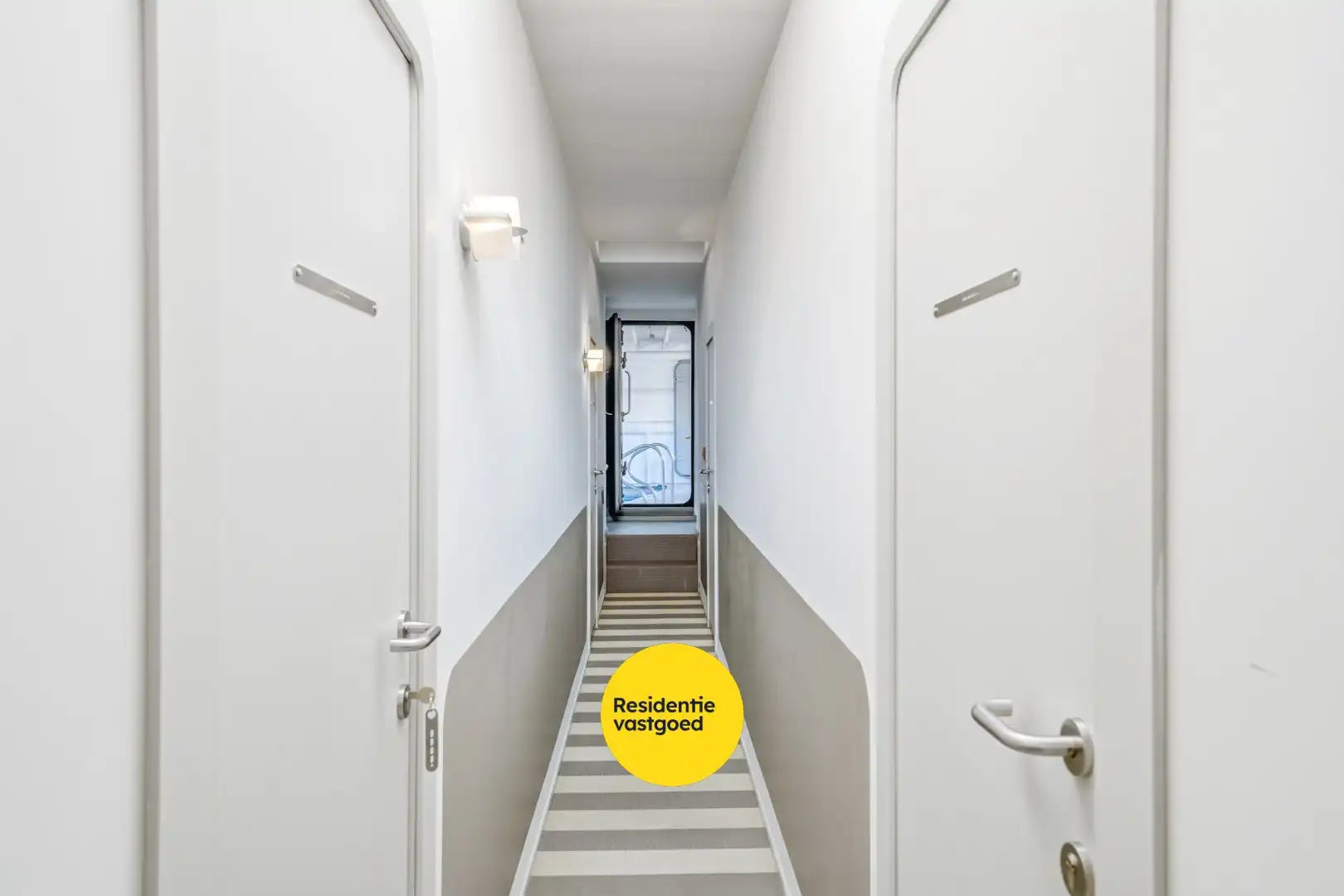 Unieke woonboot met B&B en vergunde ligplaats in Plassendale foto 19