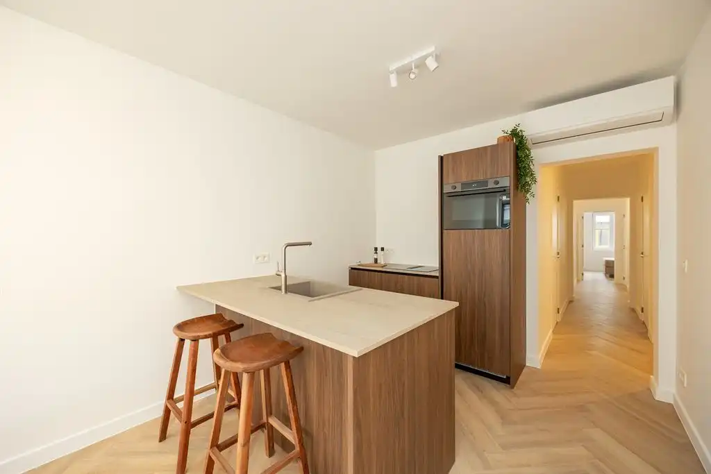 Gerenoveerd appartement met 2 slaapkamers foto 4