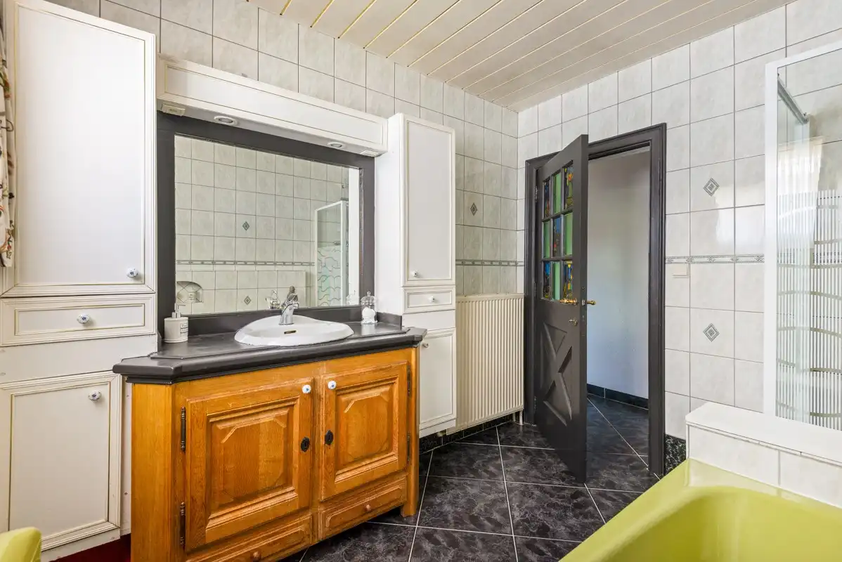 Gelijkvloerswoning met 3 - 4 slaapkamers, garage & prachtig omheinde tuin. foto 8