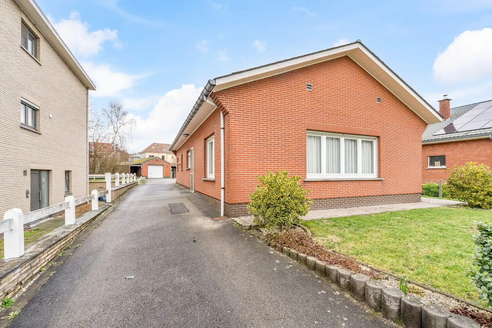 Gelijkvloerse bungalow met 2 slaapkamers, garage en riante tuin op toplocatie foto 4