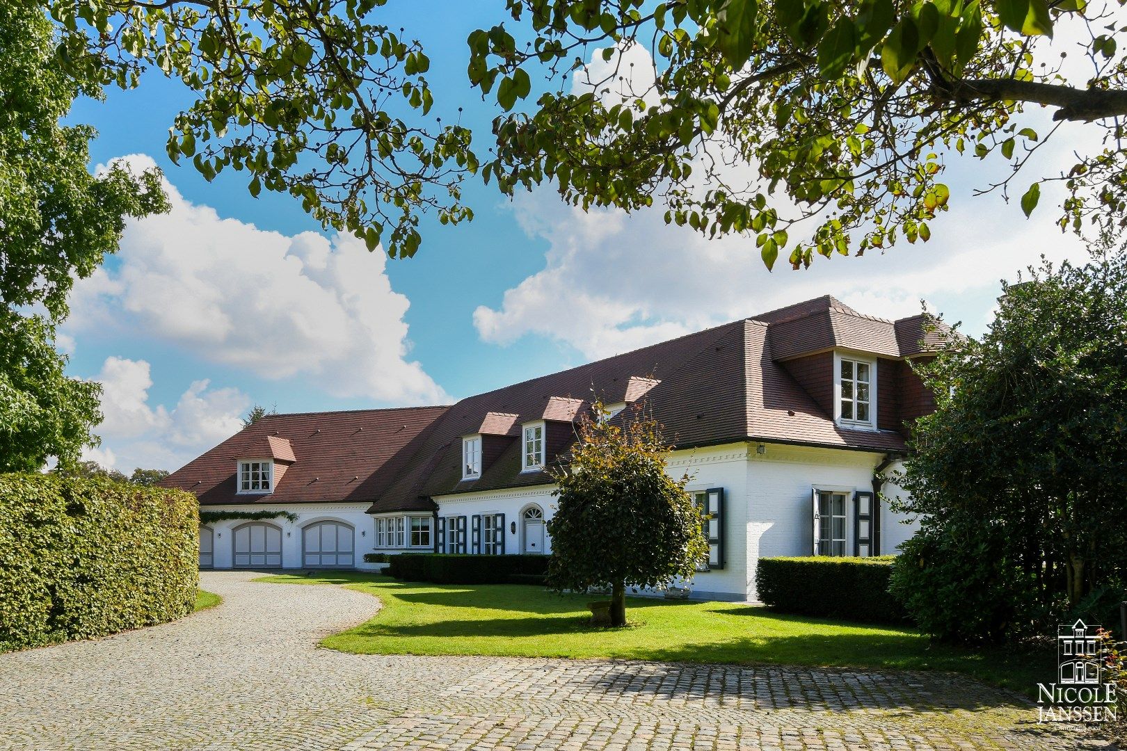 Exclusieve villa met binnenzwembad gelegen op een residentiële locatie foto 1