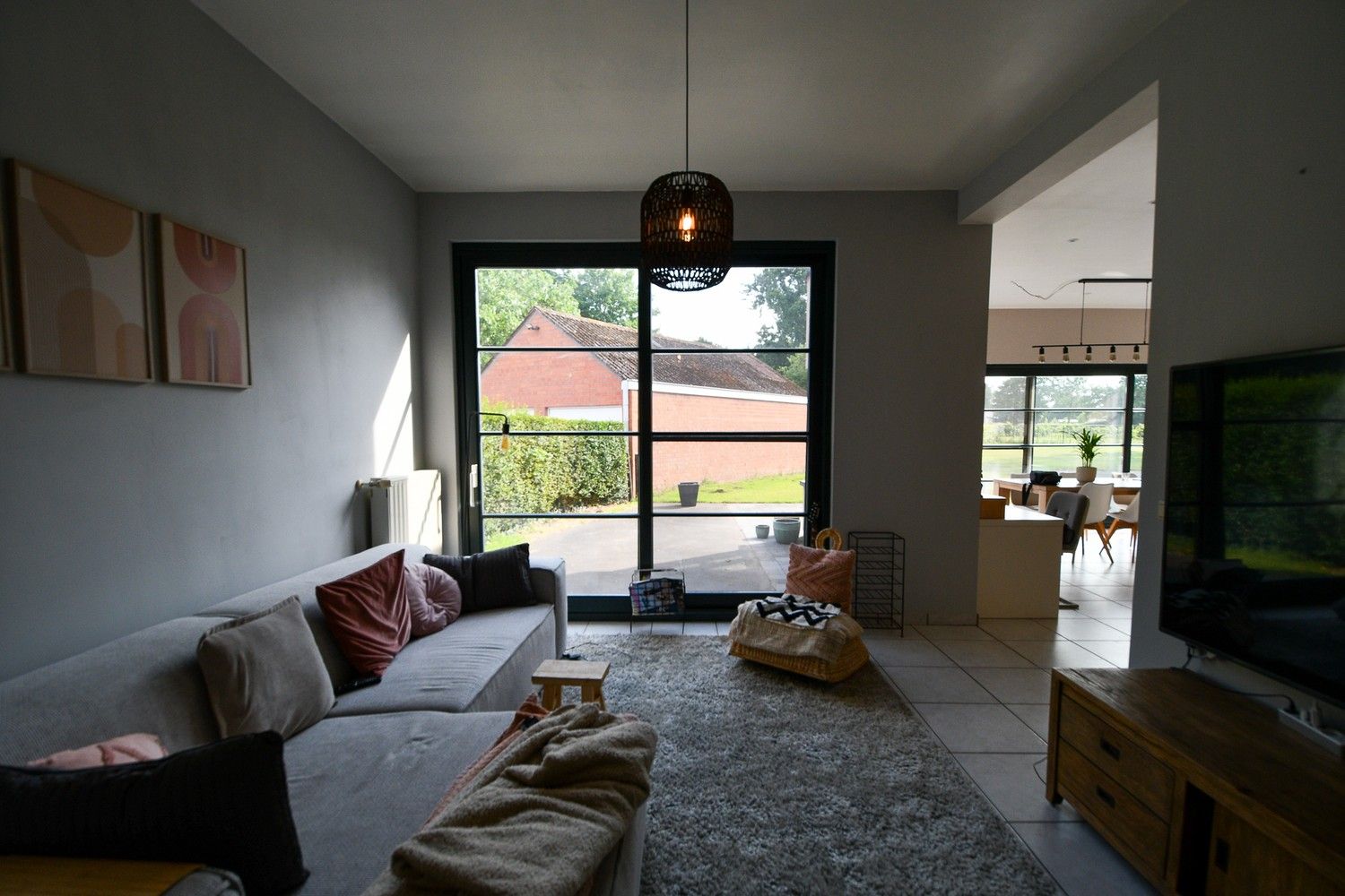 Ruime modernistische woning met grote tuin en garagegebouw foto 7