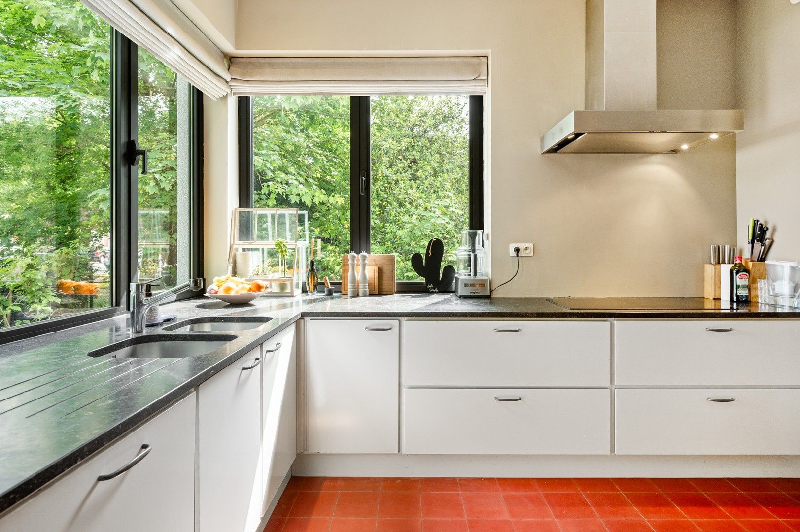 Vrijstaande woning met 5 slaapkamers en grote zonnige tuin foto 10