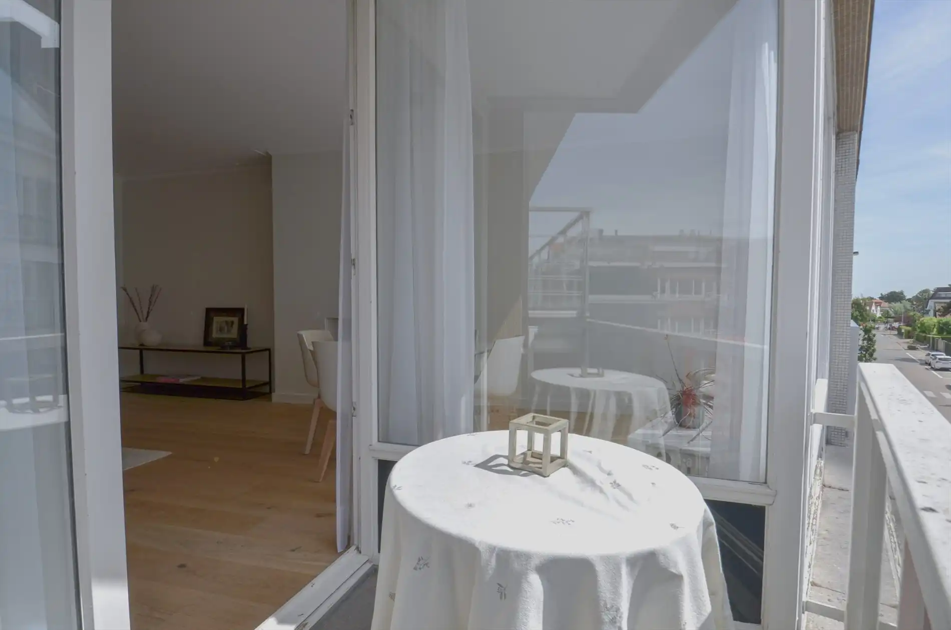 Stijlvol en volledig gerenoveerd appartement op wandelafstand van zee en het commerciële centrum. foto 3