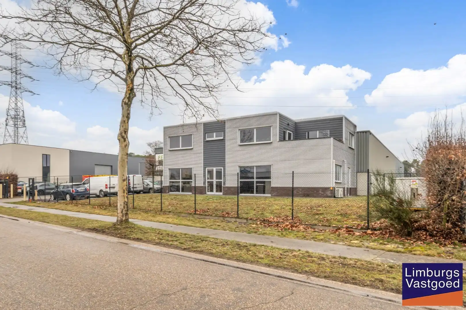 Industrieel gebouw,1.696m², met kantoren 120m² + appartement 120m², Genk-Zuid foto 3