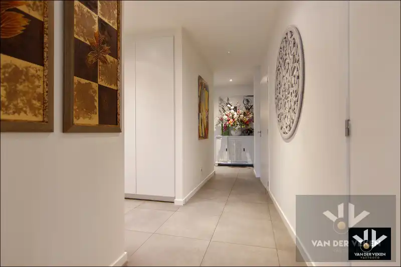 Totaal gerenoveerd gelijkvloers 3 slpk-appartement op een toplocatie. Garagebox optioneel! foto 7