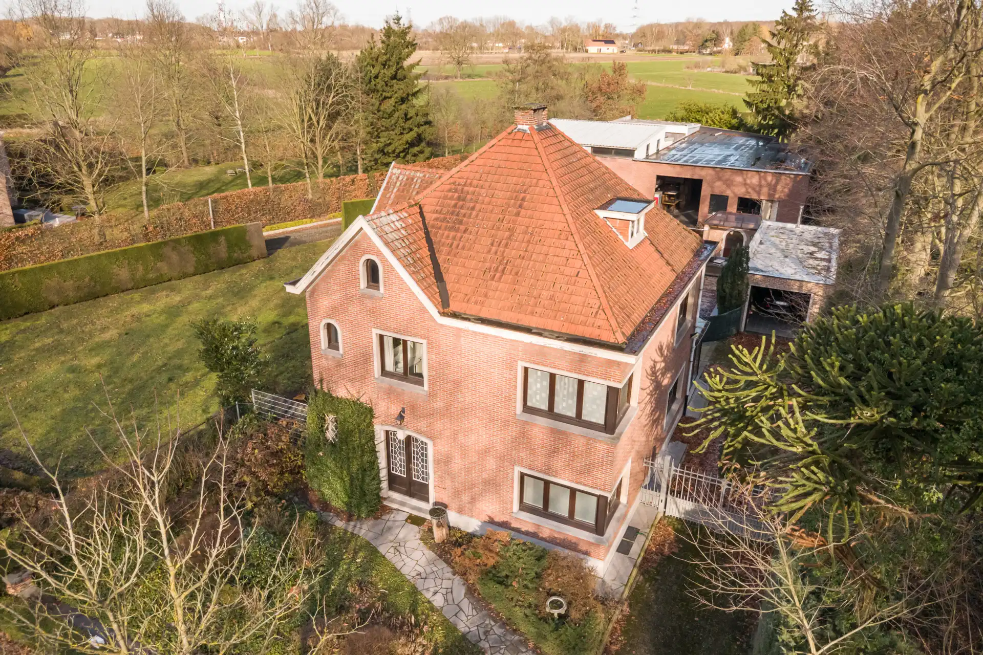 Ruime villa met garage en zwembad + bouwgrond + 2 magazijnen foto 6