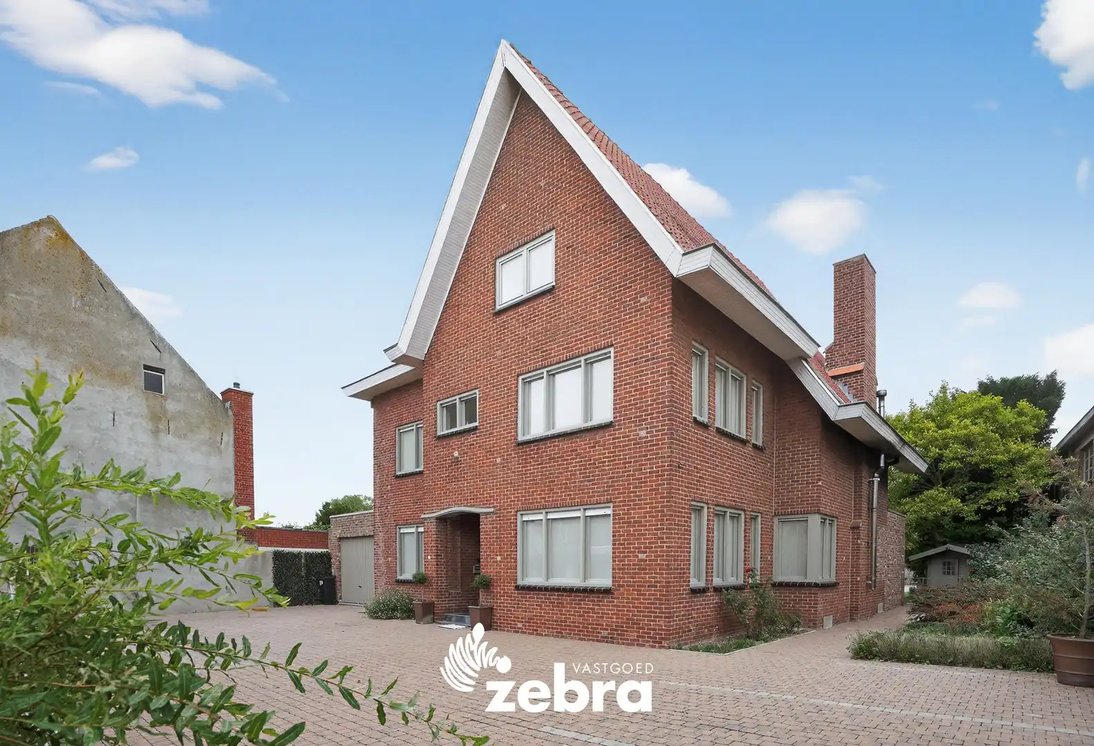 Hoofdfoto van de publicatie: Unieke burgemeesterswoning met authentieke charme, 6 slaapkamers en grote tuin nabij IJzer te Roesbrugge!