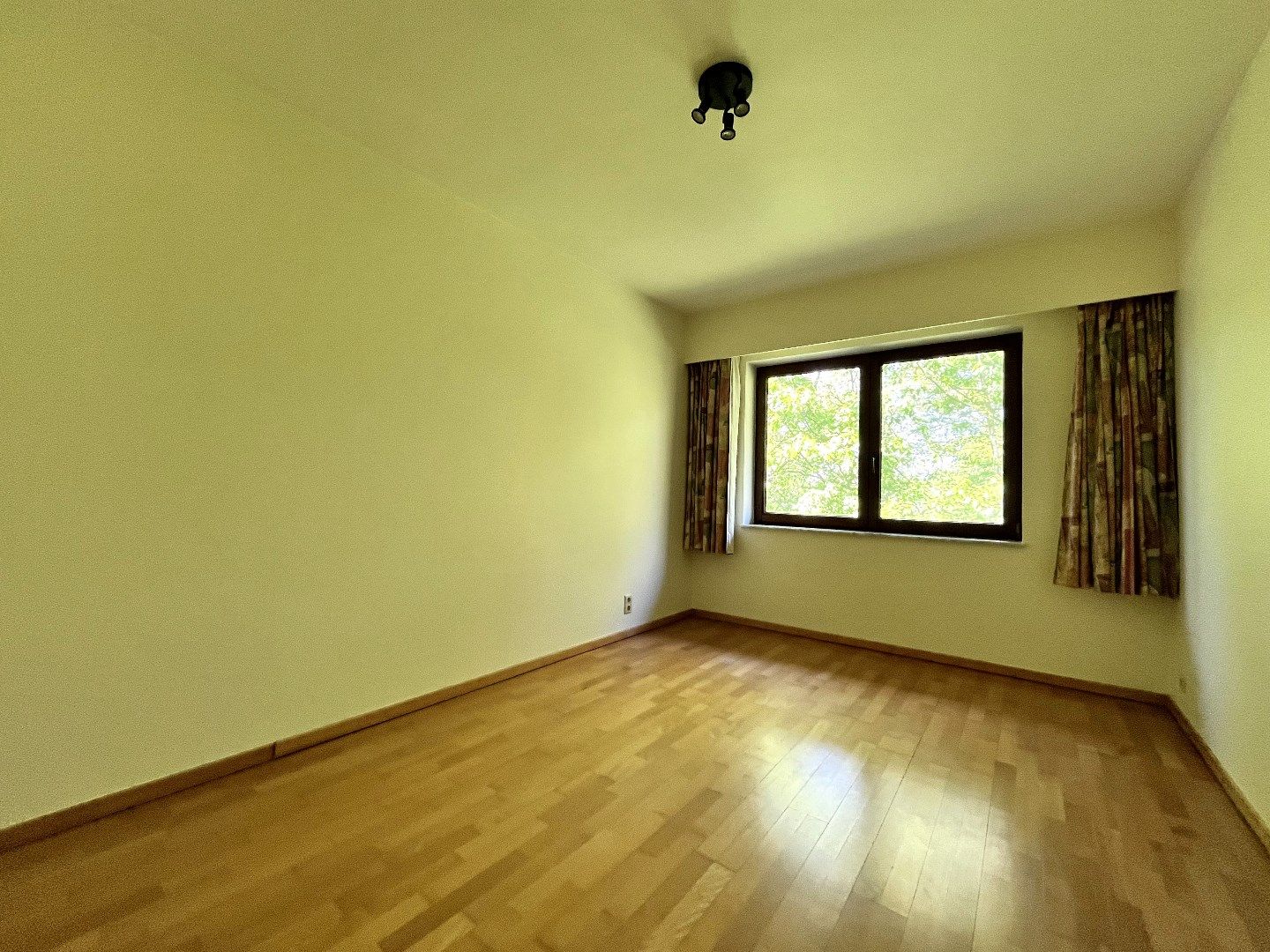 Instapklaar 2 slpk-appartement met 2 terrassen en autostnplts foto 11