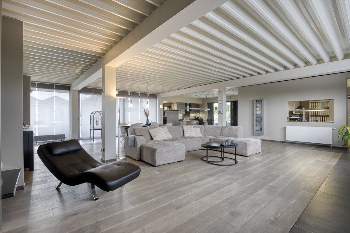 Handelsruimte met luxe duplex-appartement en verhuurde loodsen op het industrieterrein in Lanaken foto 27