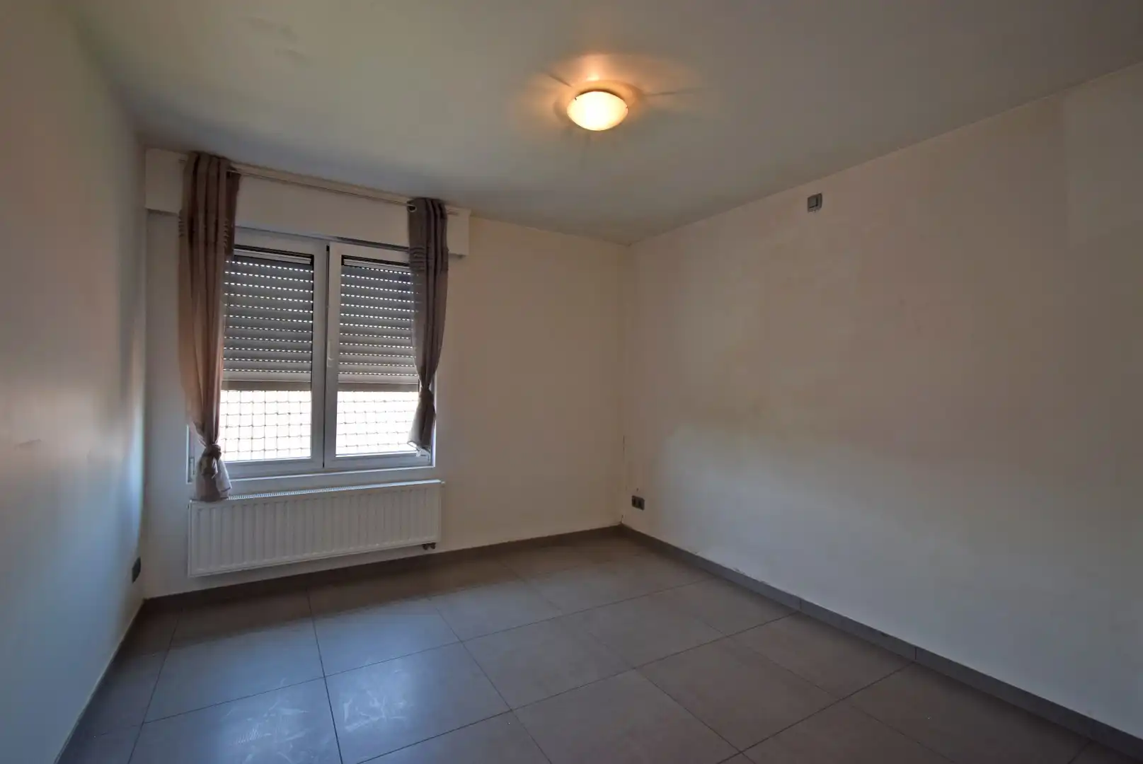 TWEE SLAAPKAMER APPARTEMENT MET GARAGE EN AUTOSTAANPLAATS CENTRUM RUMBEKE foto 7