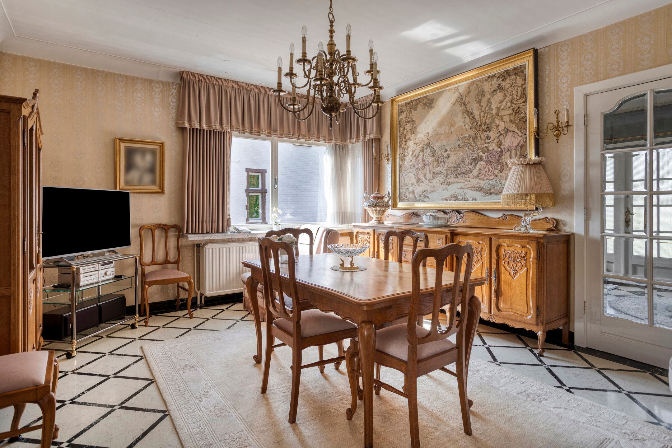 Te renoveren woning met veel potentieel foto 9