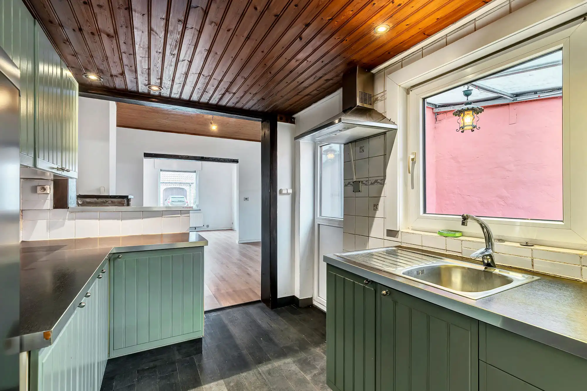 Gezellige rijwoning met tuin en achteruitweg foto 6