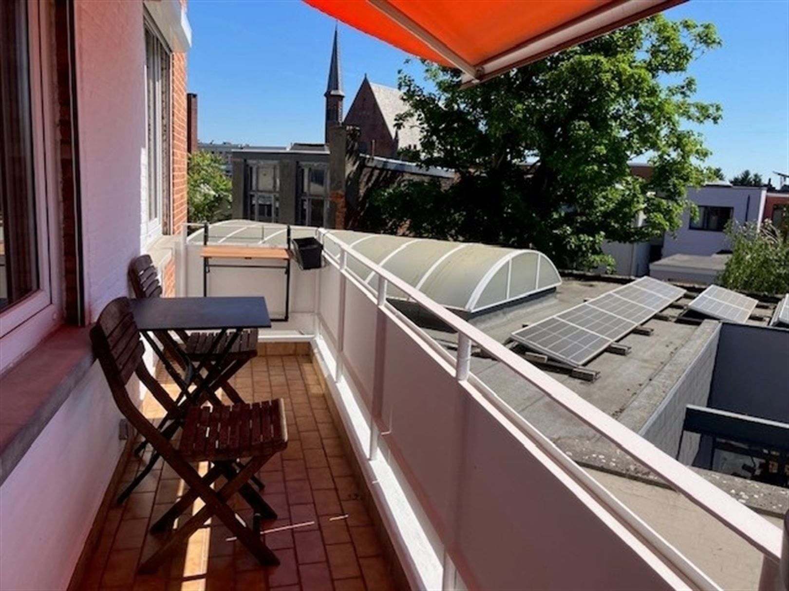 Gemeubeld appartement met 2 slaapkamers, terras en parking! foto 11