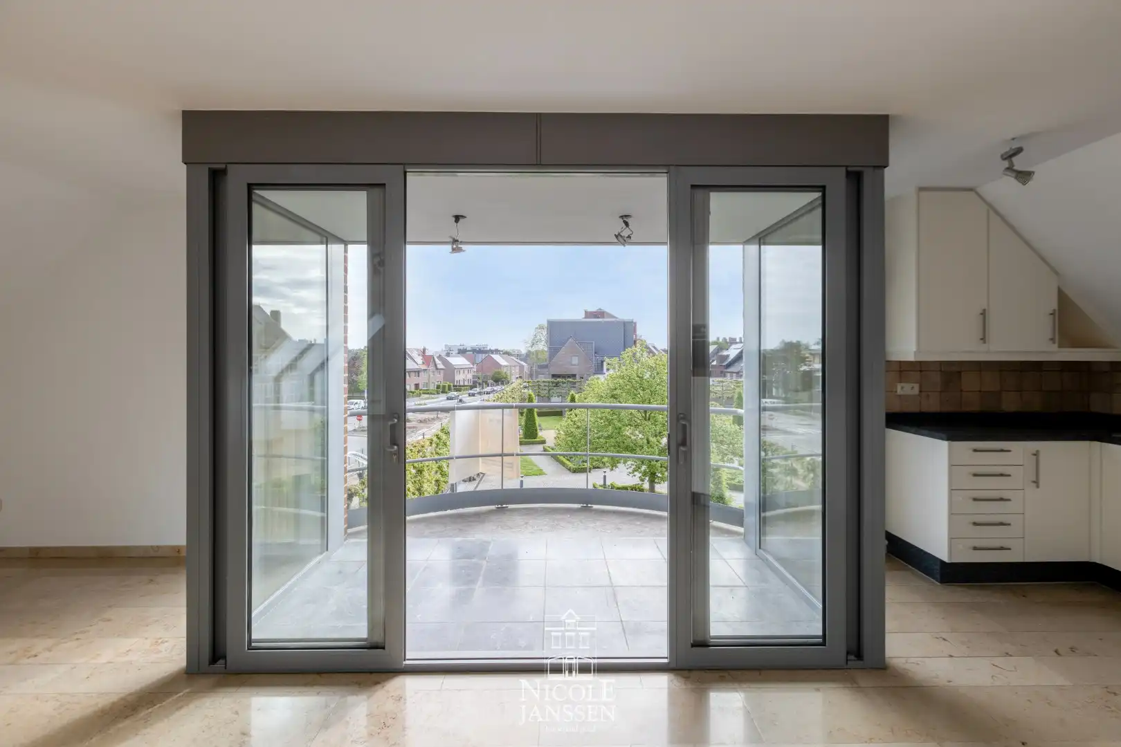Zeer ruim appartement foto 14