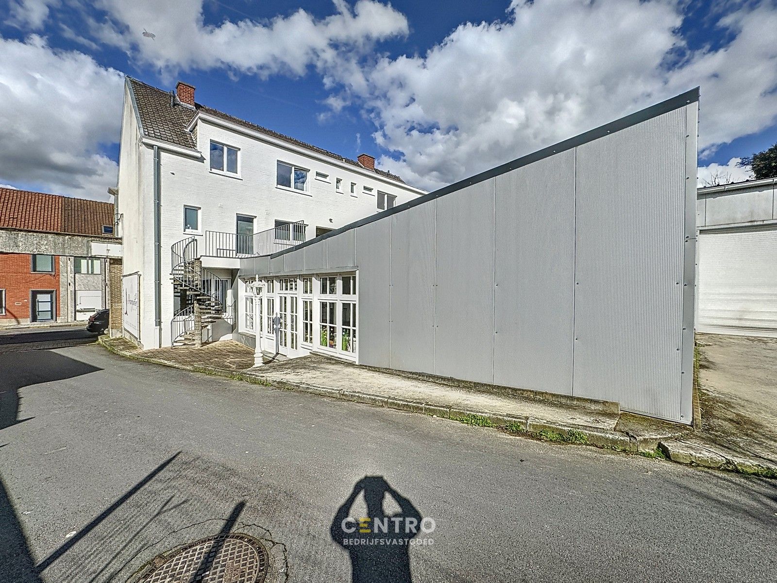 Opbrengsteigendom (Handelsgelijkvloers + 2 appartementen + 3 garages) te Lauwe! foto 2